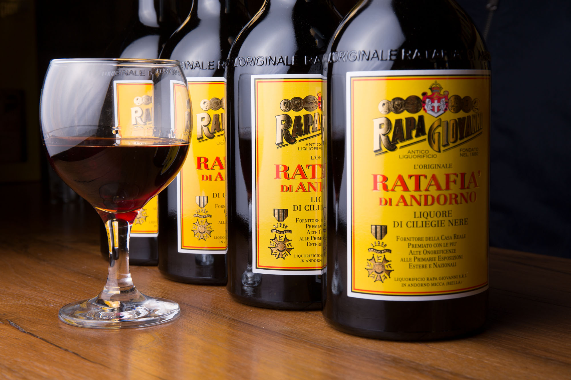 Dettaglio bicchiere di ratafia alle ciliegie nere