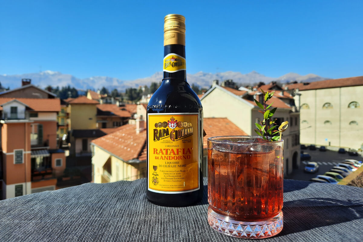 Cocktail Americano con Ratafià alle ciliegie nere