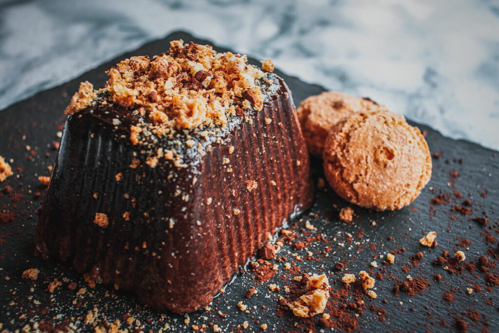 Budino di albumi al cioccolato e amaretti con Ratafià di noci